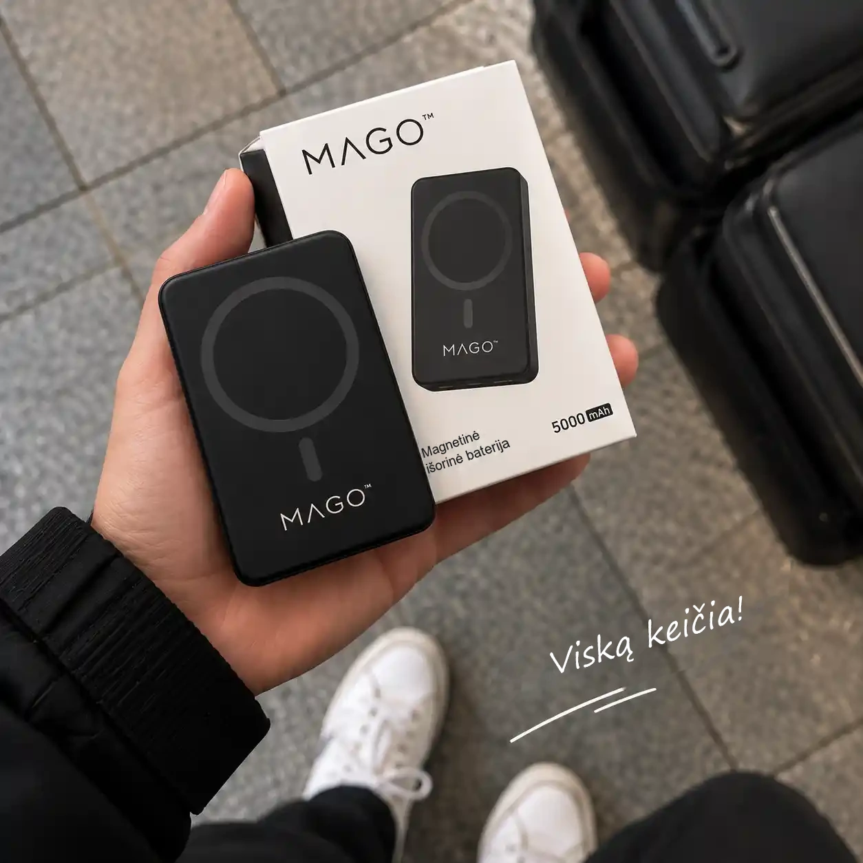 Naudotoja su MAGO magnetine išorine baterija